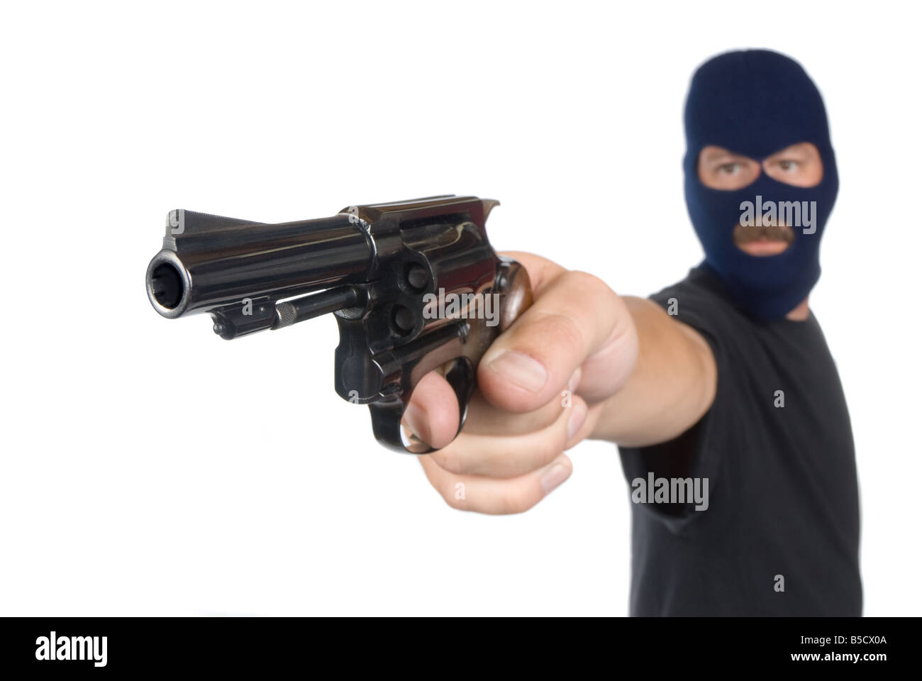Un voleur avec son arme points face cachée dans une tentative de vol Banque D'Images
