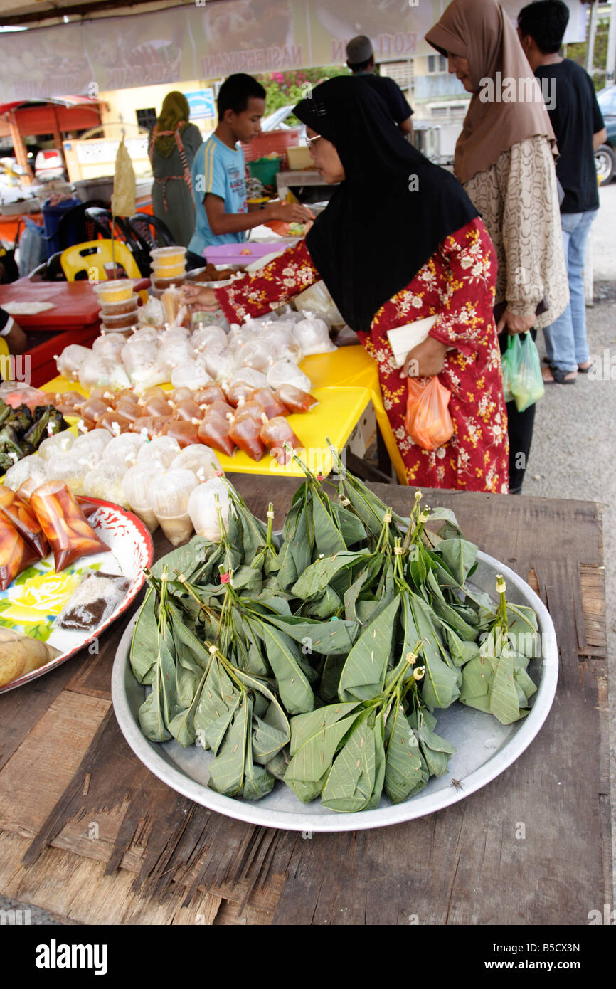 Les aliments traditionnels de vente durant le mois de Ramadan à Terengganu, Malaisie. Banque D'Images