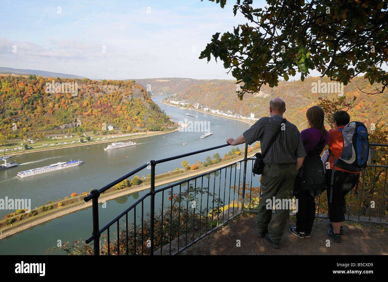 Les randonneurs admirant vue sur le Rhin à Sankt Goarshausen, Allemagne Banque D'Images