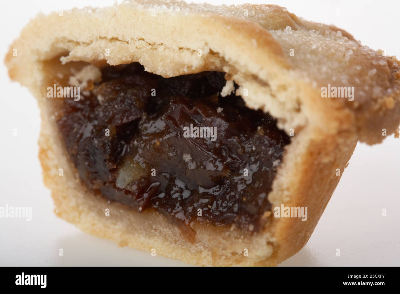 Coupe d'une petite mince pie communément consommée au Royaume-Uni à Noël Banque D'Images