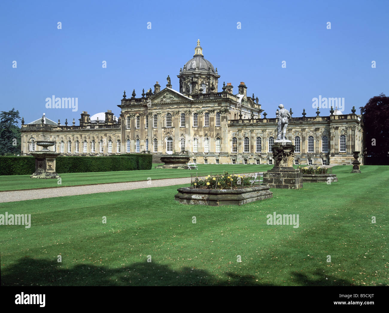 Castle Howard bâtiment historique classé logis seigneurial dans Yorkshire du Nord rendu célèbre par Brideshead Revisited façade sud films York England UK Banque D'Images