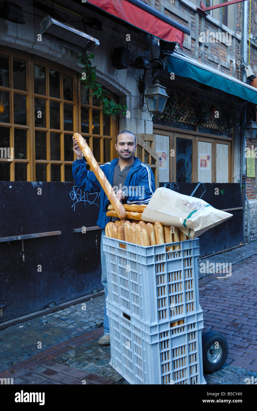 Une livraison de pain au petit matin l'homme, Bruxelles, Belgique Banque D'Images