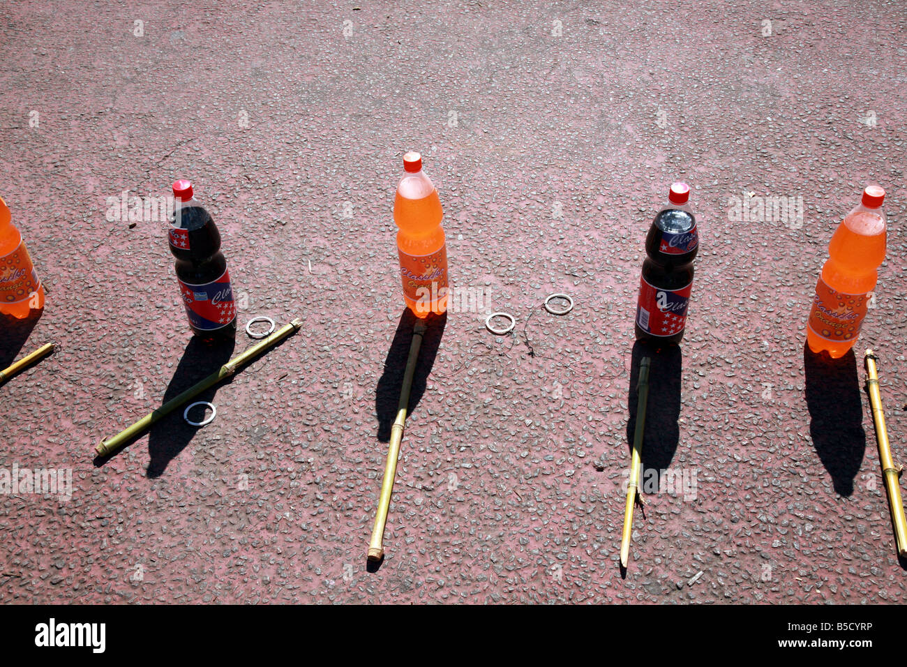 Bouteilles de boissons sucrées utilisé pour un jeu traditionnel à la traditionnelle foire de mai à Antanarivo Madagascar Le but du jeu est Banque D'Images