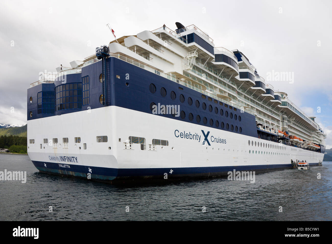 La ligne de croisière Celebrity Infinity bateau de croisière les passagers d'offres dans l'Est de canal à Sitka, Alaska Banque D'Images