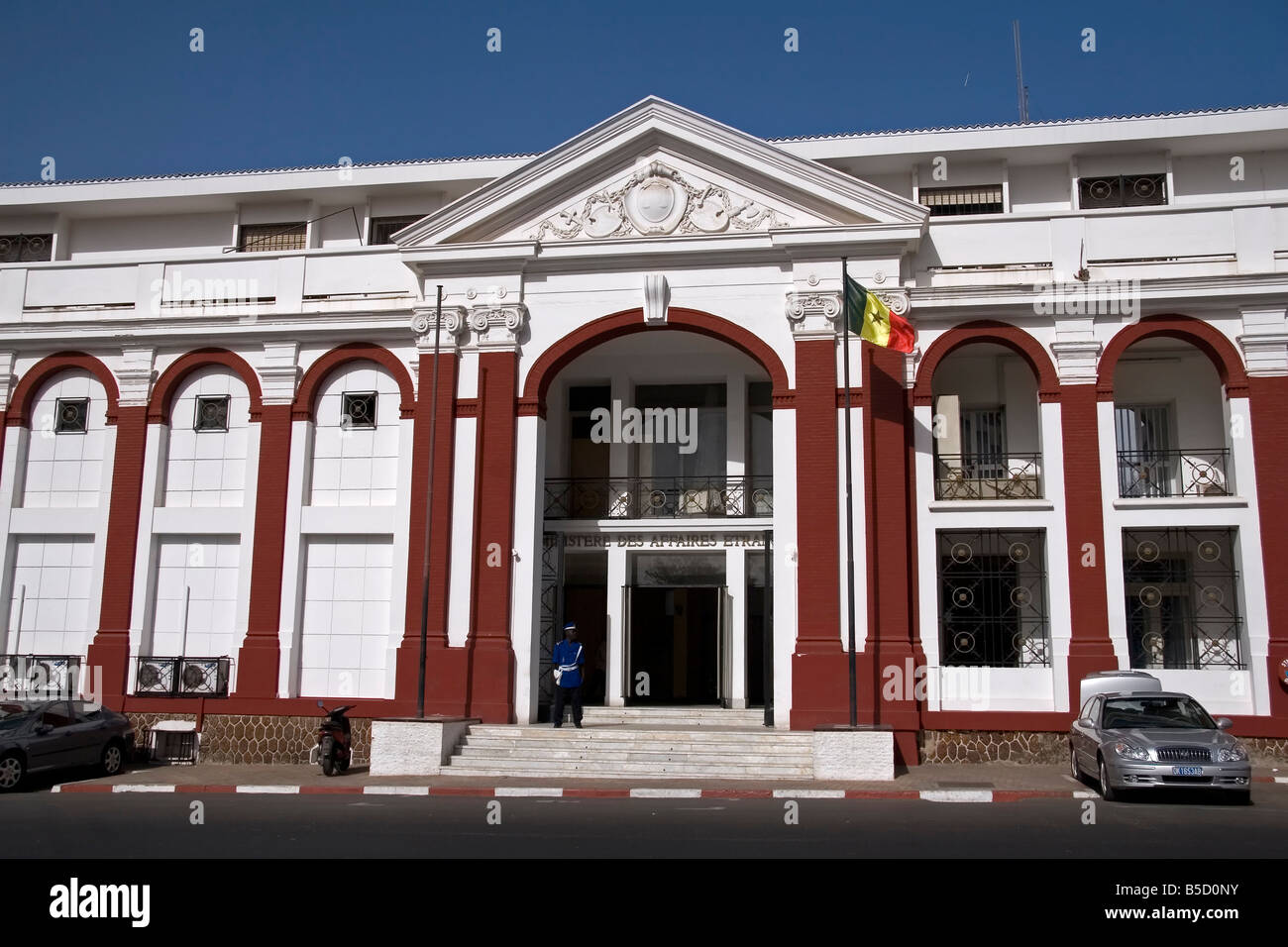 Ministère des affaires étrangères du Sénégal Dakar avec drapeau national Banque D'Images