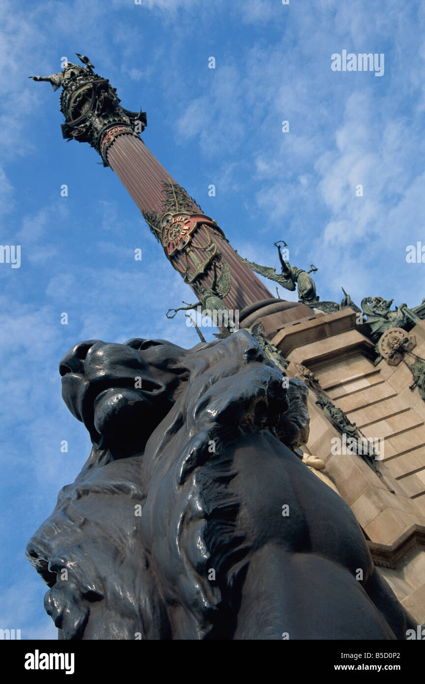 Close up de la statue d'un lion sur le monument de Colomb à Barcelone Catalogne Espagne T Teegan Banque D'Images