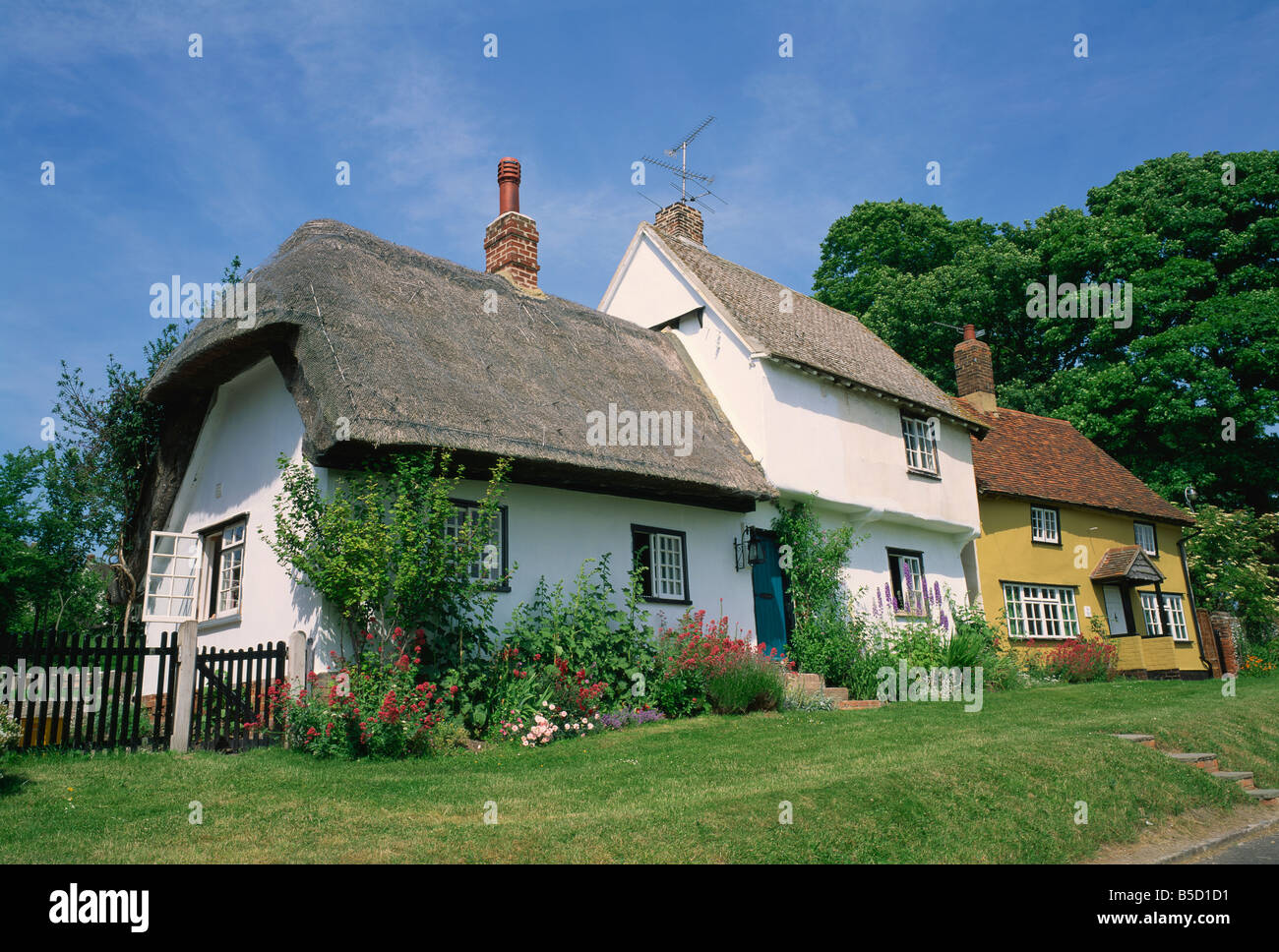 Tuiles sur le toit de chaume et de cottages at Wendens Ambo dans l'Essex, Angleterre R Rainford Banque D'Images