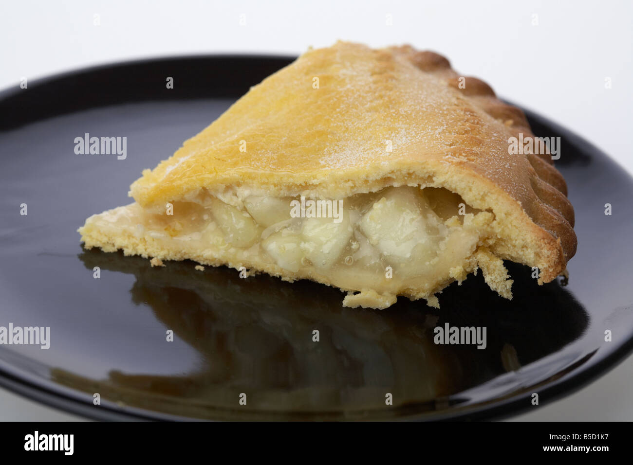 Tranche de tarte aux pommes Bramley irlandais gâteau sur une plaque noire Banque D'Images