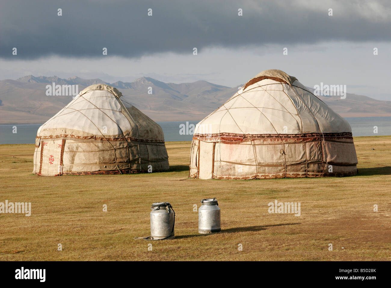 Les yourtes kirghizes, le lac Song-Kol, Tien Shan mountain, du Kirghizistan, de l'Asie centrale Banque D'Images Les yourtes kirghizes, le lac Song-Kol, Tien Shan mountain, du Kirghizistan, de l'Asie centrale Banque D'Images