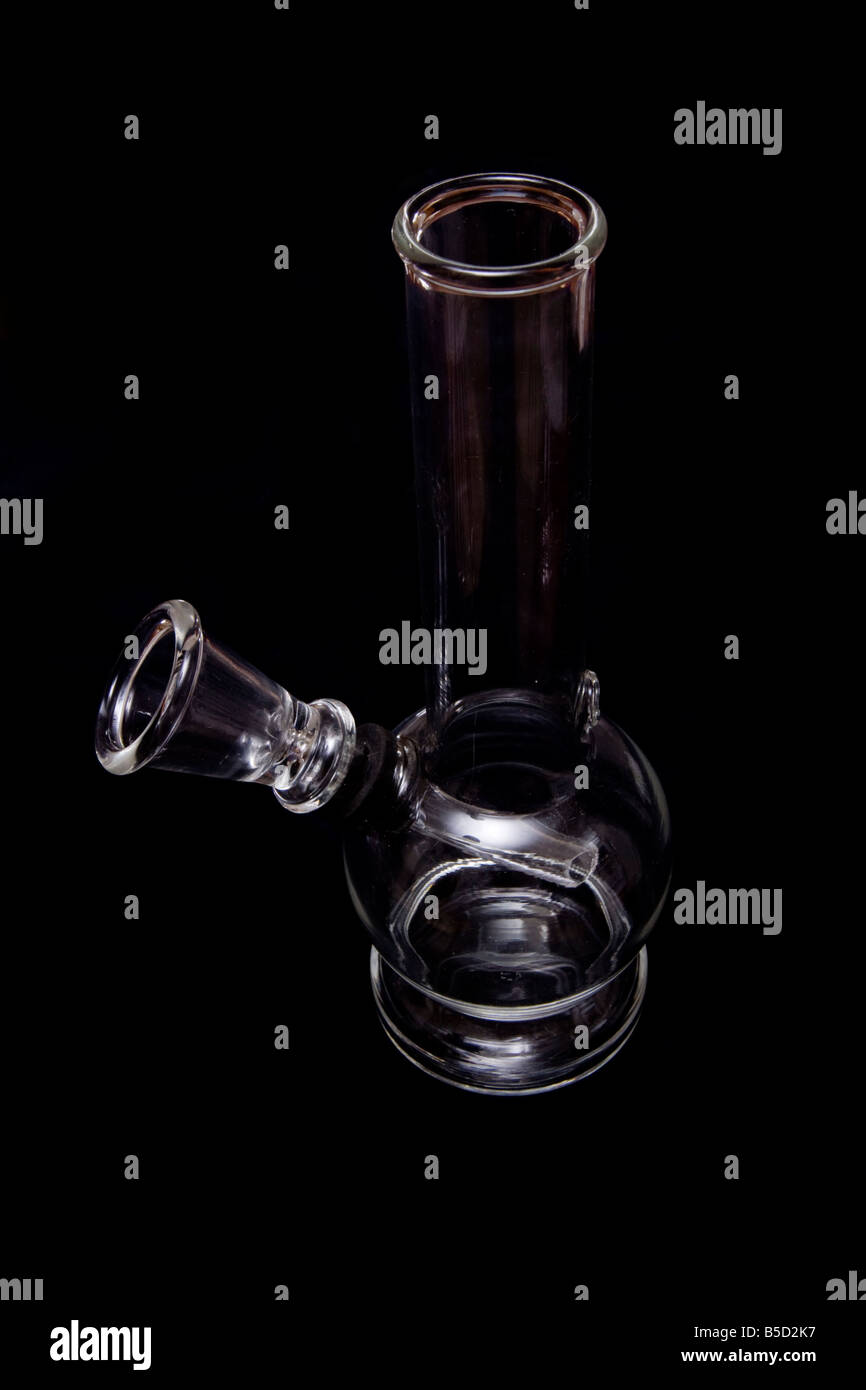 Bong de verre ou pipe à eau isolé sur un fond de studio noir Banque D'Images