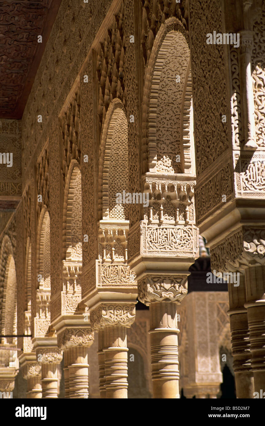 Colonnes mauresques finement sculpté dans le Patio de los Leones, Palacio Nazaries, Alhambra, Granada, Andalousie, Espagne (Andalousie) Banque D'Images
