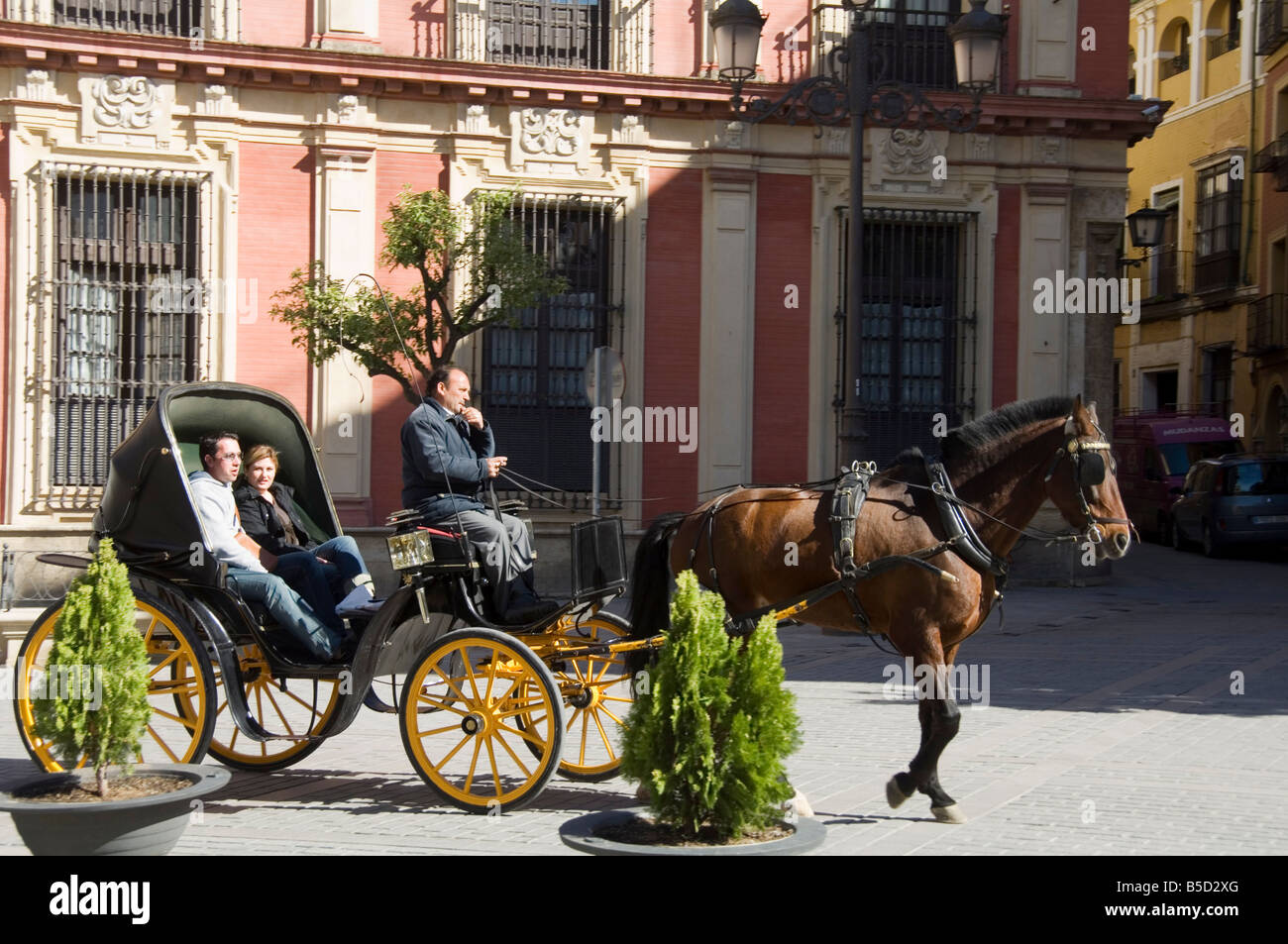 Cheval et calèches dans quartier de Santa Cruz, Séville, Andalousie, Espagne, Europe Banque D'Images