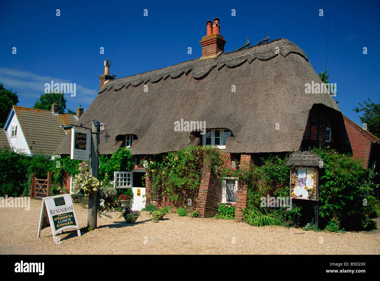 Hôtel et restaurant au toit de chaume dans le New Forest Brockenhurst Hampshire Angleterre J Brooks Banque D'Images