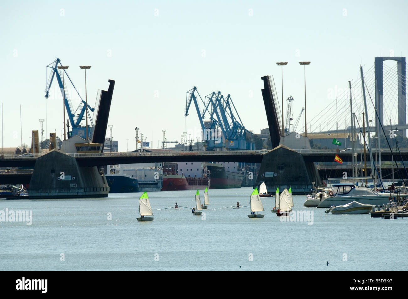 Bateaux à voile et port de Séville sur la rivière Rio Guadalquivir, Séville, Andalousie, Espagne, Europe Banque D'Images