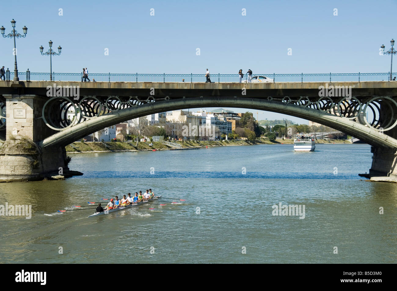 Puente de Isabel II, également connu sous le nom de Puente de Triana, rivière Rio Guadalquivir, Séville, Andalousie, Espagne Banque D'Images