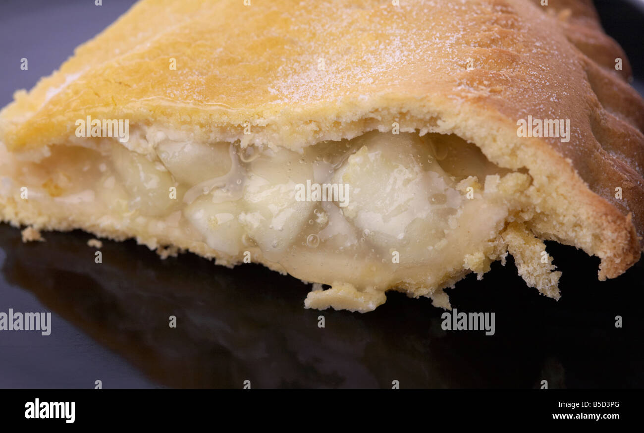 Tranche de tarte aux pommes Bramley irlandais gâteau sur une plaque noire Banque D'Images