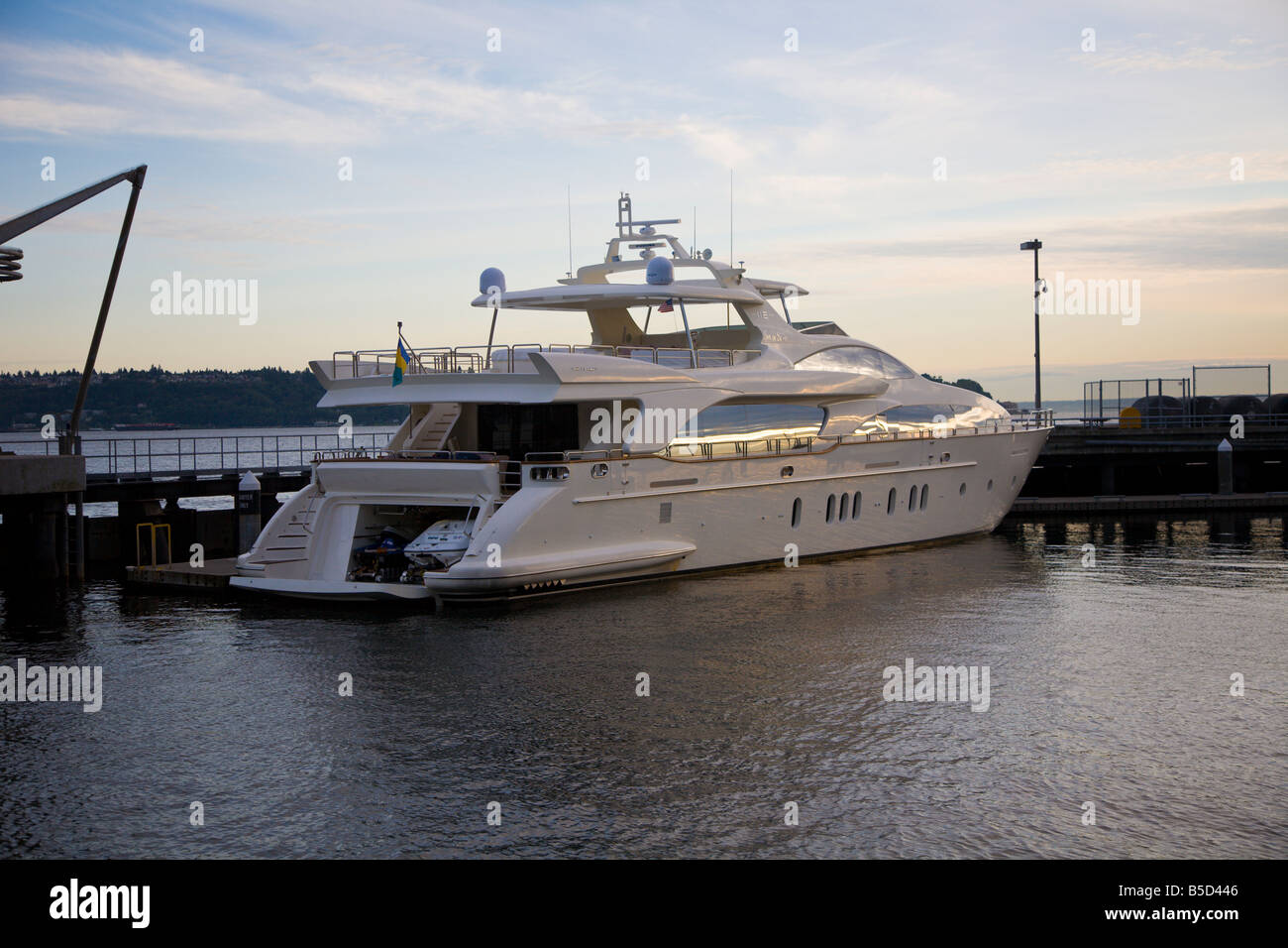 Yacht privé amarré dans le quartier du front de mer de Seattle, Washington au coucher du soleil. Banque D'Images Yacht privé amarré dans le quartier du front de mer de Seattle, Washington au coucher du soleil. Banque D'Images