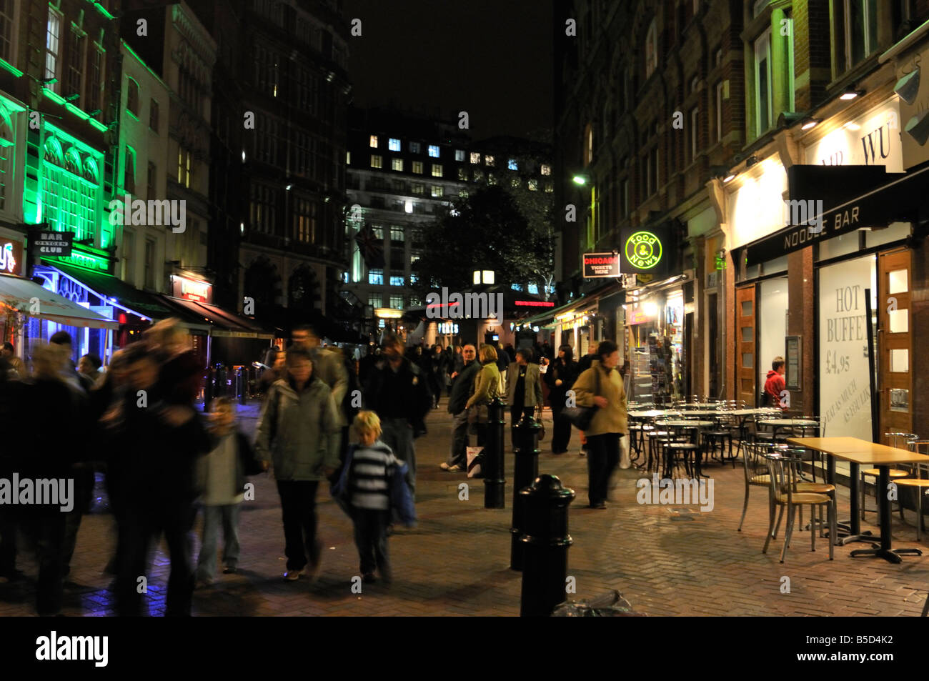 Leicester Square at night ath l'extrémité ouest de Londres UK Banque D'Images