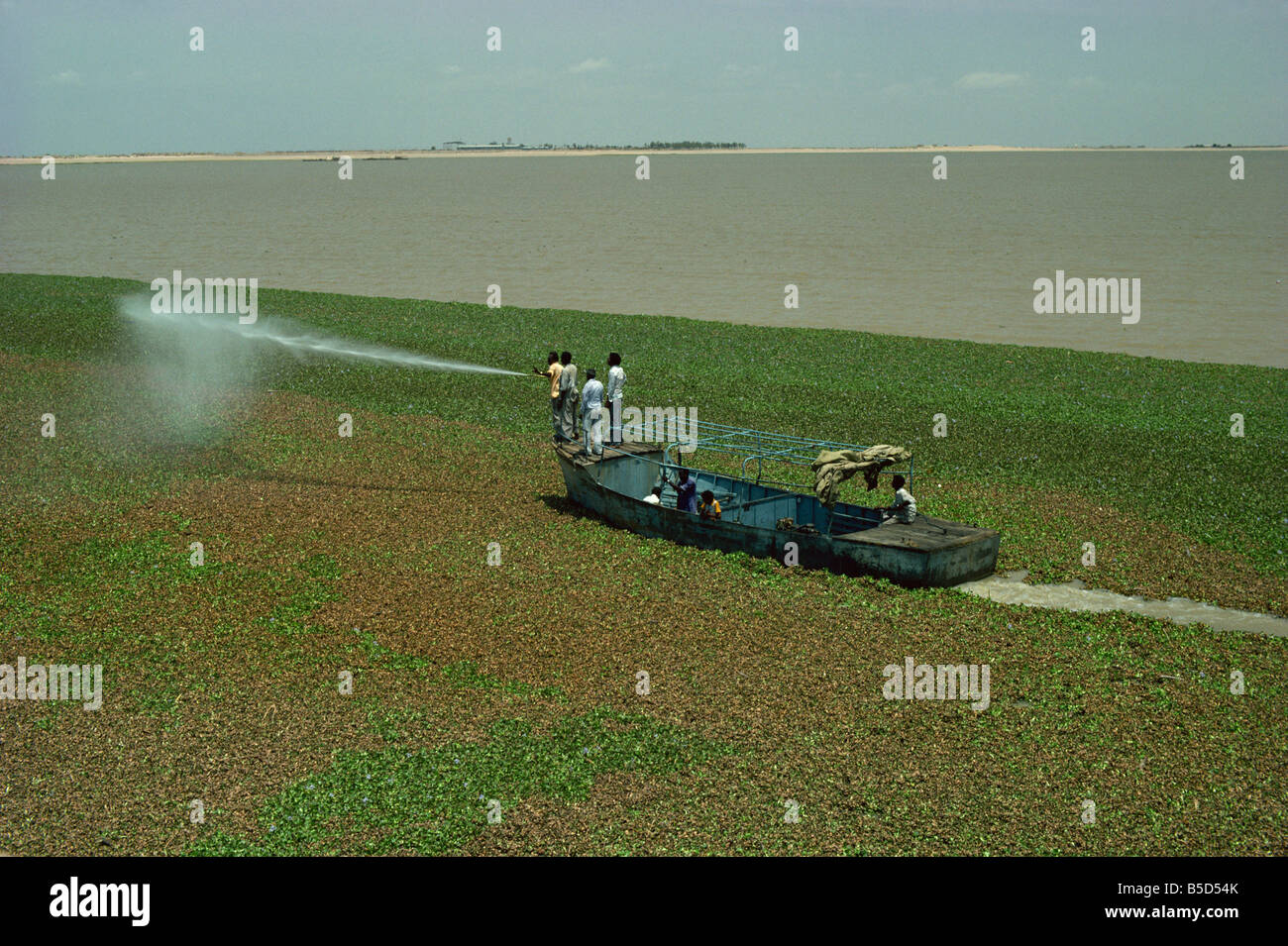 La pulvérisation à l'éradication de la jacinthe d'eau au barrage Jebel Aulia Afrique Soudan Banque D'Images