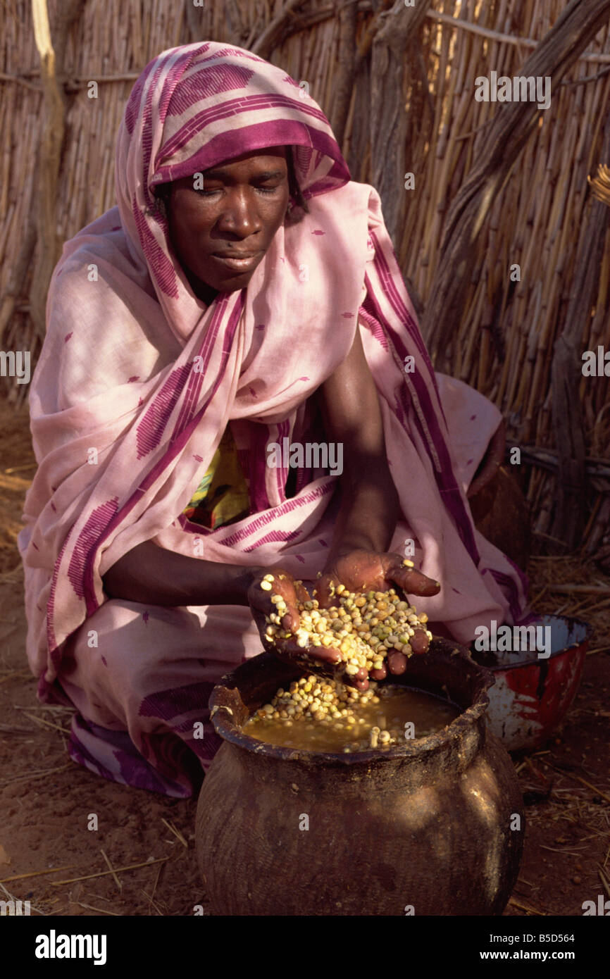 Les baies sauvages consommées au cours de la famine en 1997, le Darfour, l'Afrique Banque D'Images