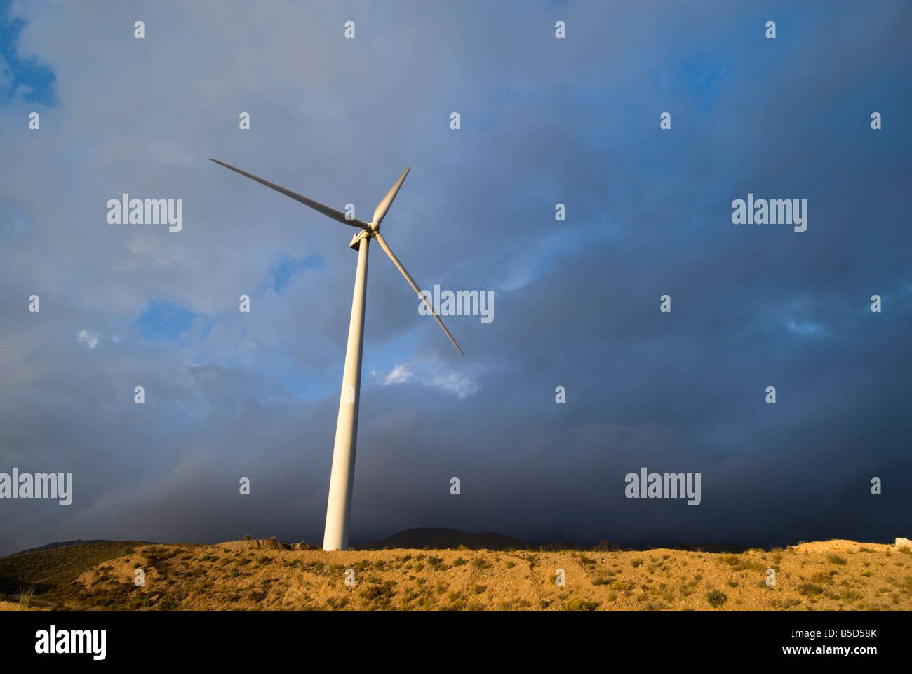 Les éoliennes qui produisent de l'énergie propre et durable, dans la Sierra Nevada de l'Andalousie, dans le sud de l'Espagne Banque D'Images Les éoliennes qui produisent de l'énergie propre et durable, dans la Sierra Nevada de l'Andalousie, dans le sud de l'Espagne Banque D'Images