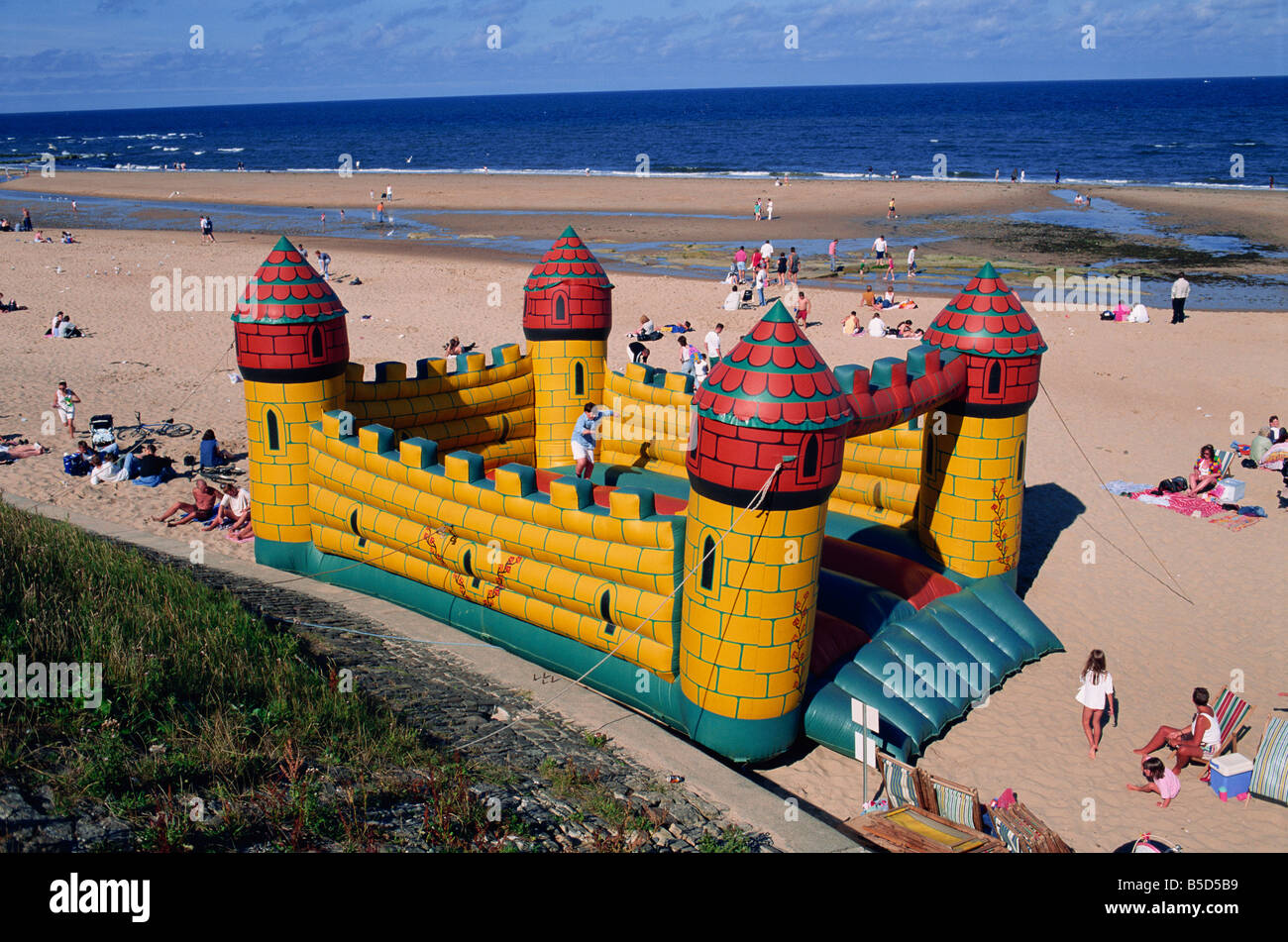 Château gonflable sur la plage de Whitley Bay Tyneside, Angleterre Royaume-uni J Pottage modèle ne libération Banque D'Images