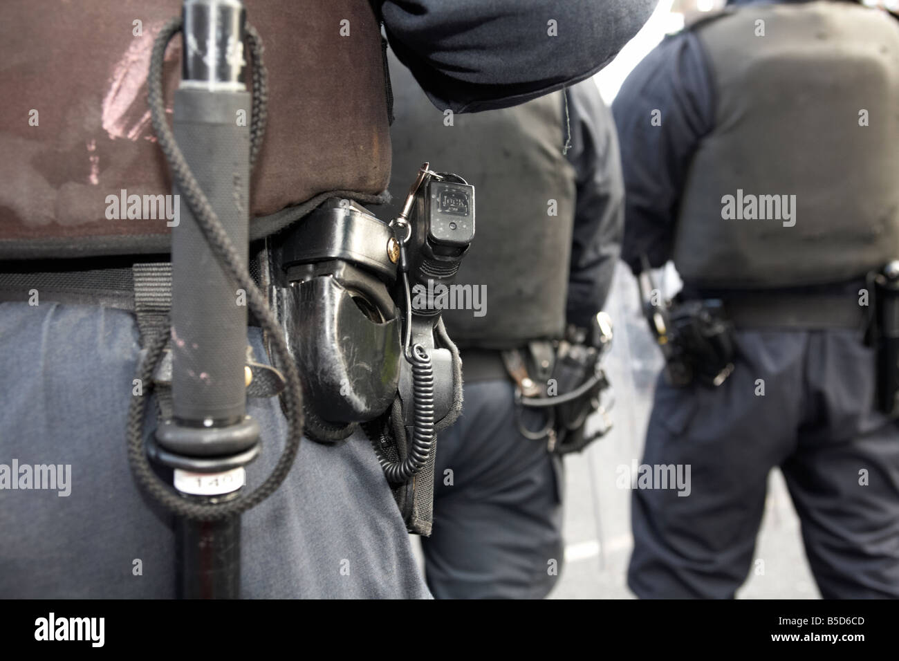 Service de police PSNI de l'Irlande du Nord, agent de contrôle de l'émeute de porter des menottes et baton pistolet Glock perturbation pendant Banque D'Images