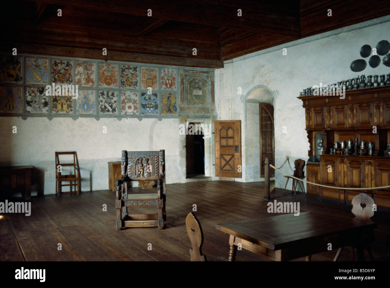 Intérieur avec des peintures murales du 13ème siècle Europe Suisse Chillon Banque D'Images