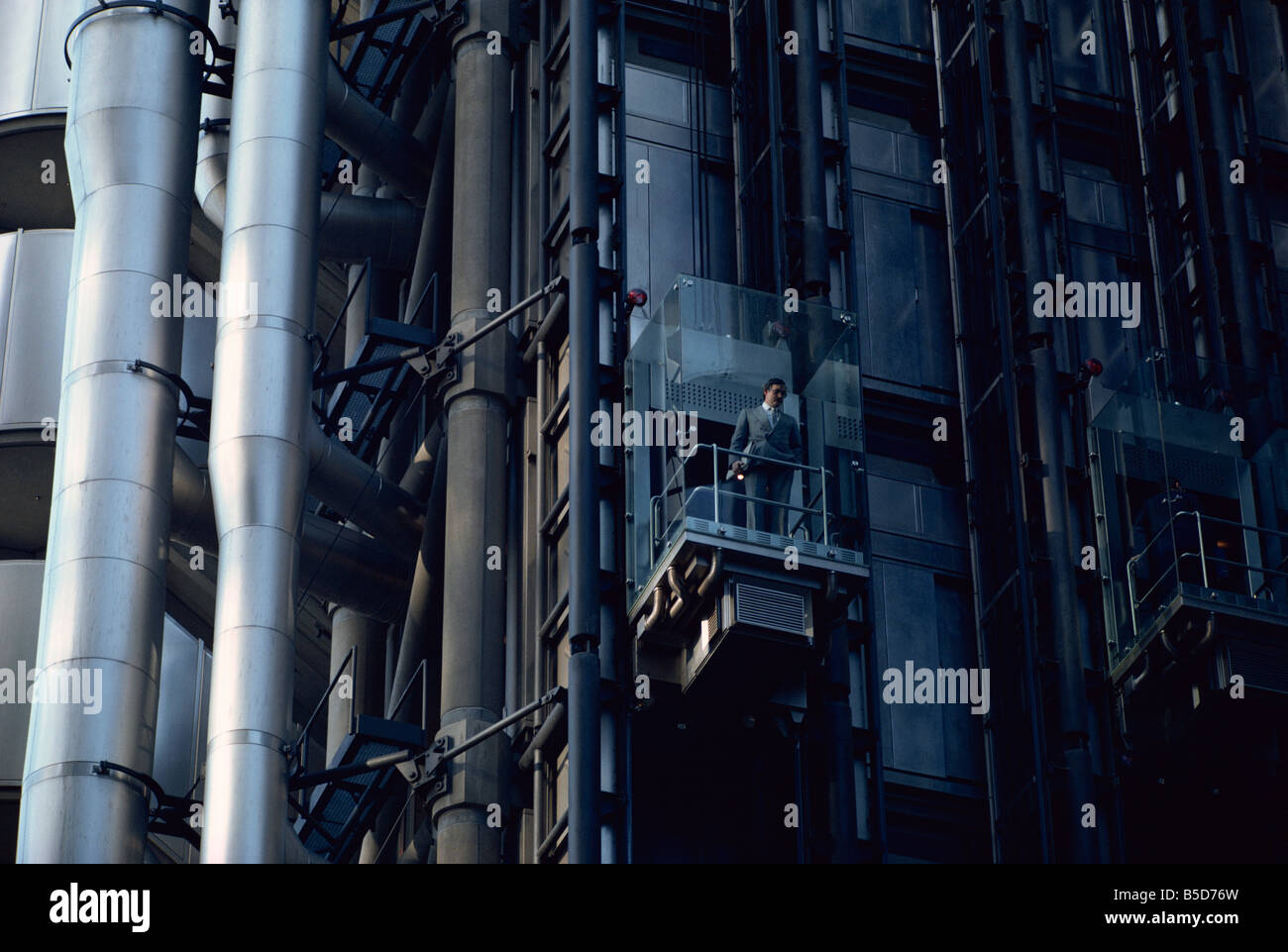 Ascenseur extérieur sur le Lloyd's Building, conçu par Richard Rogers, City of London, Londres, Angleterre, Europe Banque D'Images