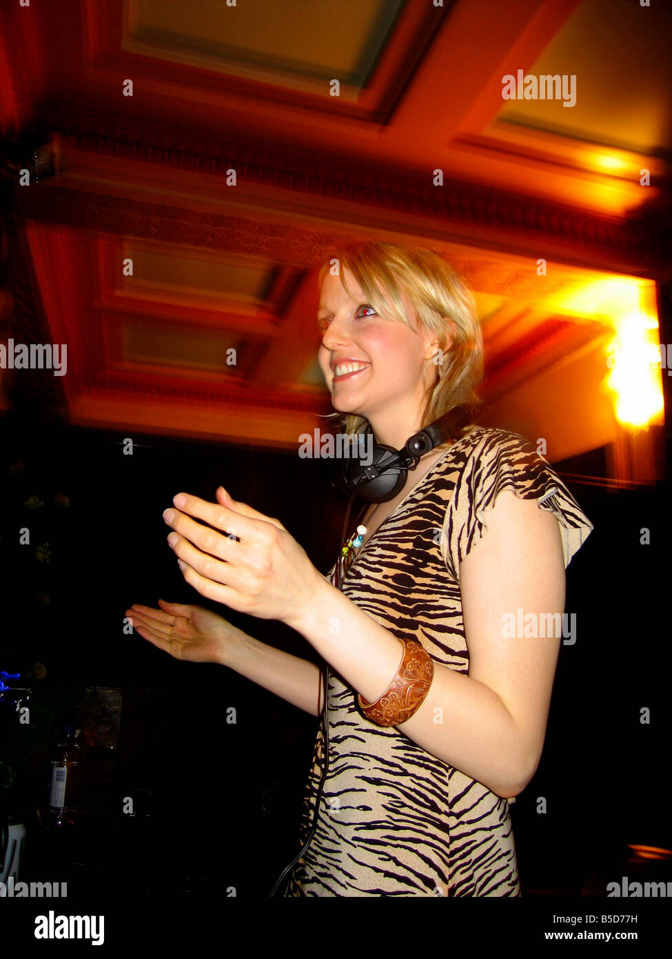 Disc Jockey Lauren Laverne performing live at Brixton Academy des mains avec l'auditoire et souriant Banque D'Images