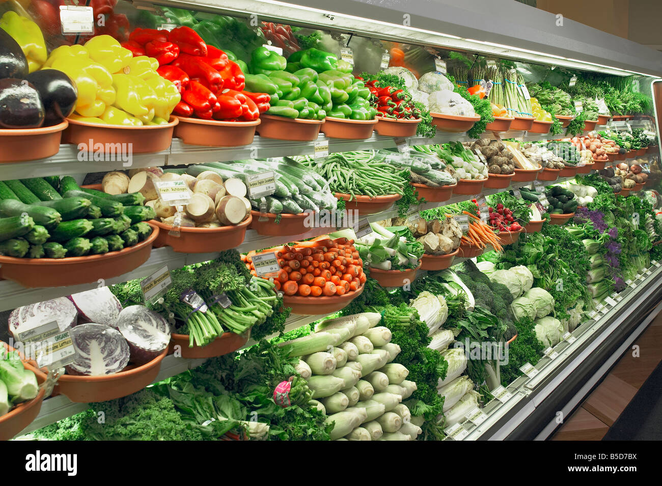 Produire des légumes sur une étagère dans un magasin d'alimentation de l'épicerie, USA Banque D'Images