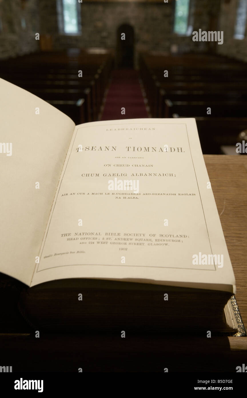 Voir les vicaires de la chaire d'une église à l'abside sur la sainte bible en gaélique dans l'allée entre les bancs Banque D'Images