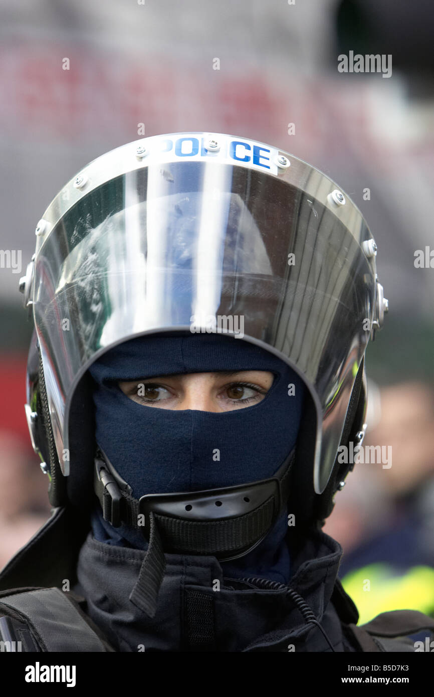 Service de police PSNI de l'Irlande du Nord policière tenue anti-émeute à regarder du casque et de la visière Banque D'Images
