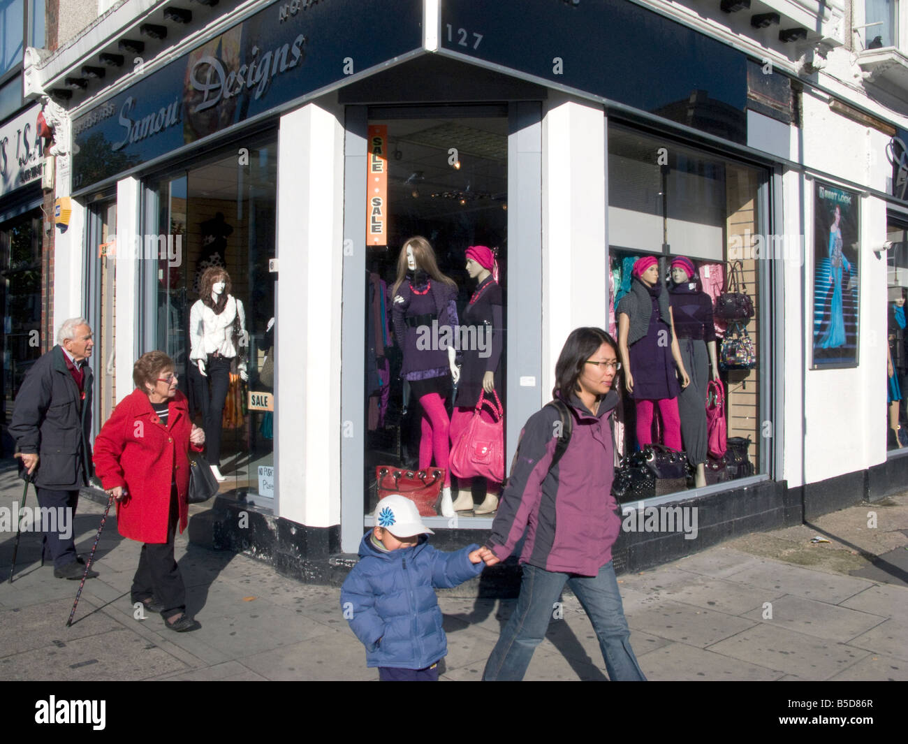 UK. Les gens en passant devant une boutique de mode, de Fonthill Road, Londres Photo Julio Etchart Banque D'Images