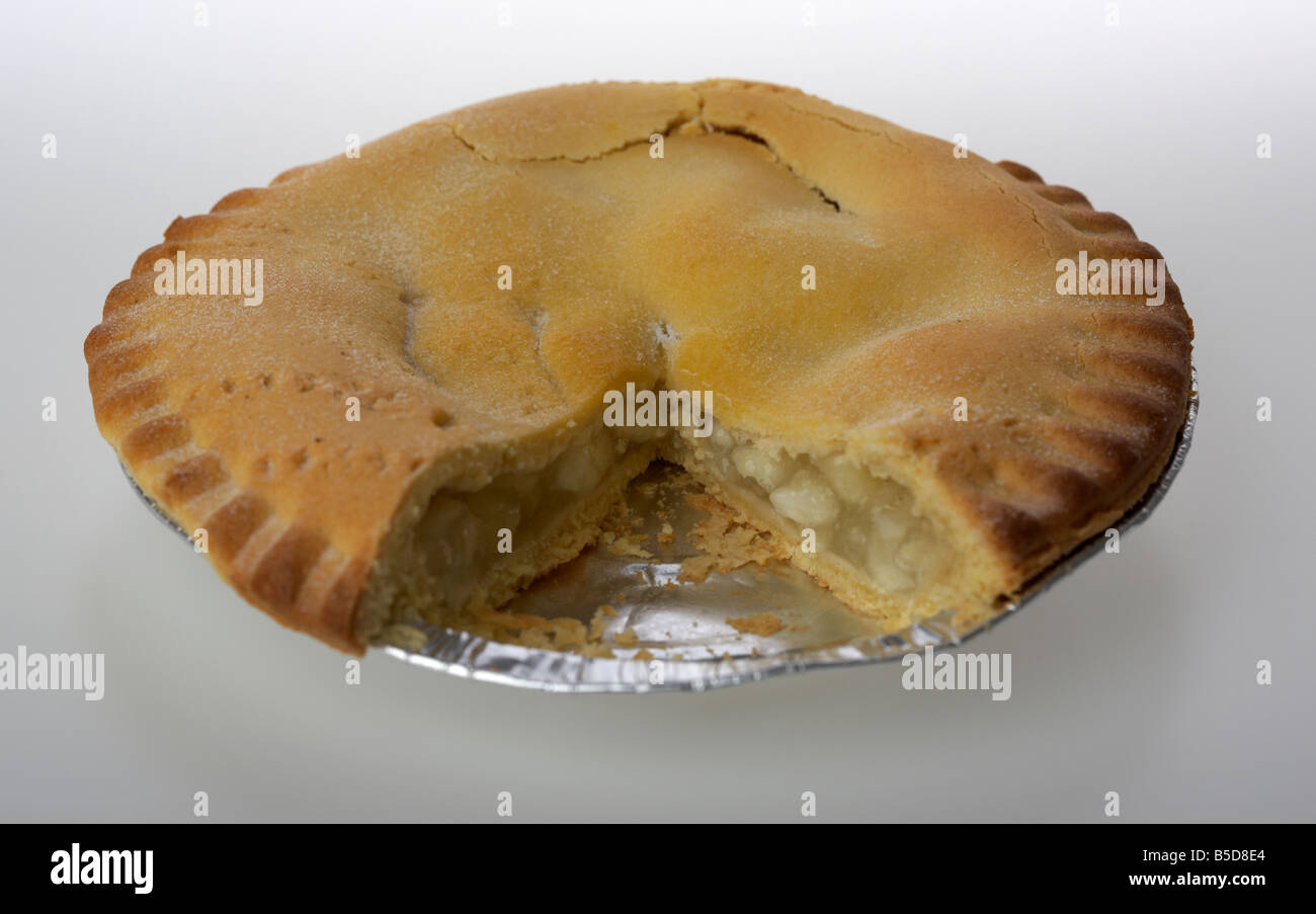 Tarte aux pommes Bramley irlandais gâteau à la plaque d'aluminium dont la tranche d'emballage retiré Banque D'Images