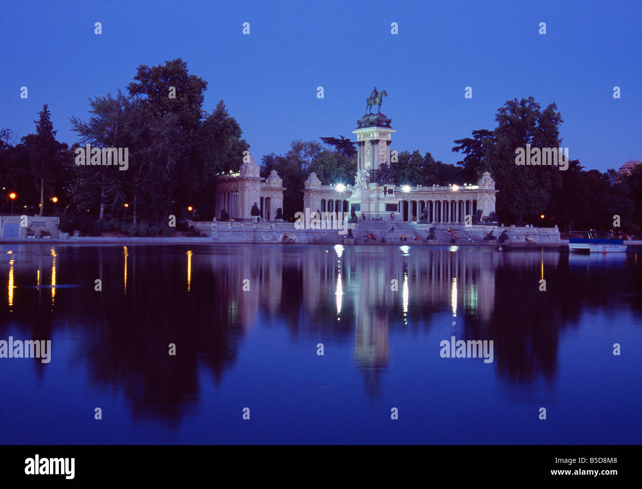 Le parc du Retiro. Vue de nuit. Madrid. L'Espagne. Banque D'Images