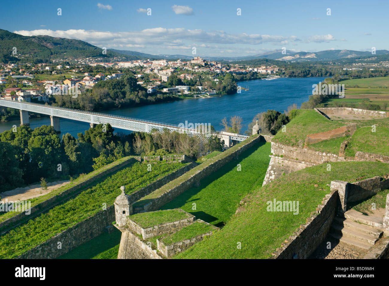Portugal le Minho, Valença do Minho, vue de la Pousada sur murs du château vers la ville espagnole de Tui Banque D'Images
