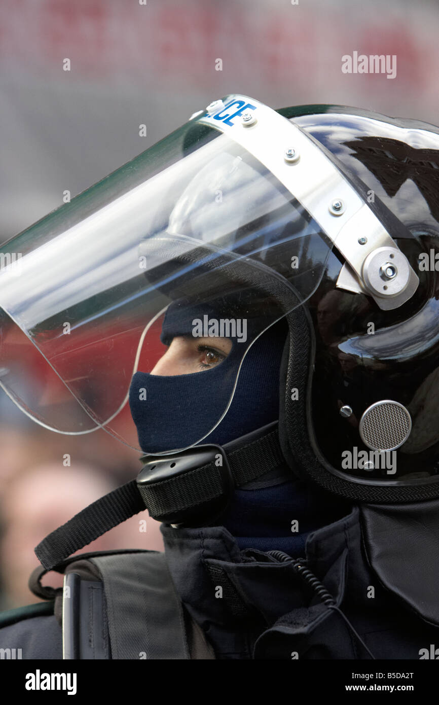 Service de police PSNI de l'Irlande du Nord policière tenue anti-émeute à regarder du casque et de la visière Banque D'Images