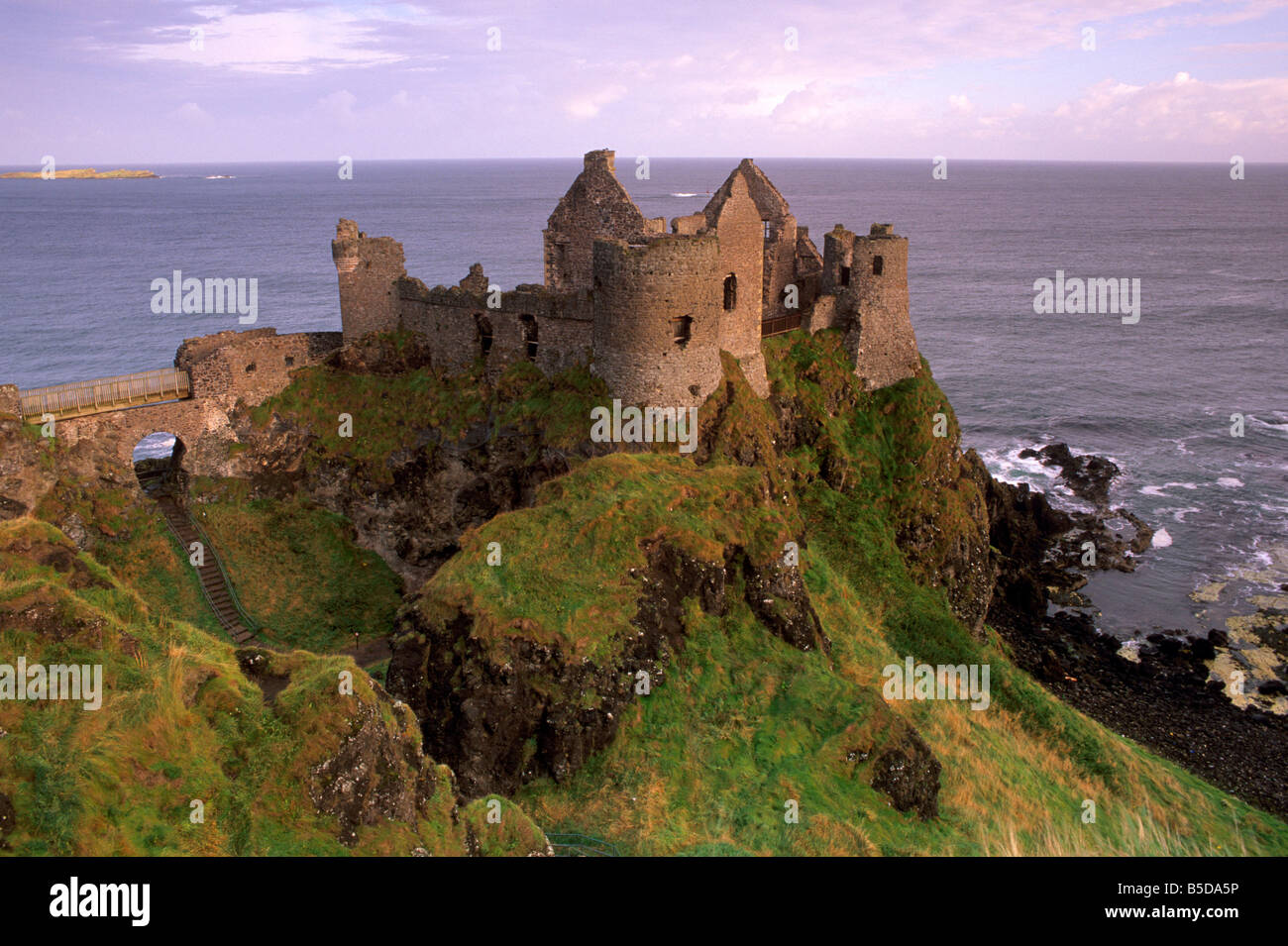 Le château de Dunluce, spectaculaire château-rocher couronné, Côte d'Antrim, près de Portrush, comté d'Antrim, l'Ulster (Irlande du Nord, , Europe Banque D'Images