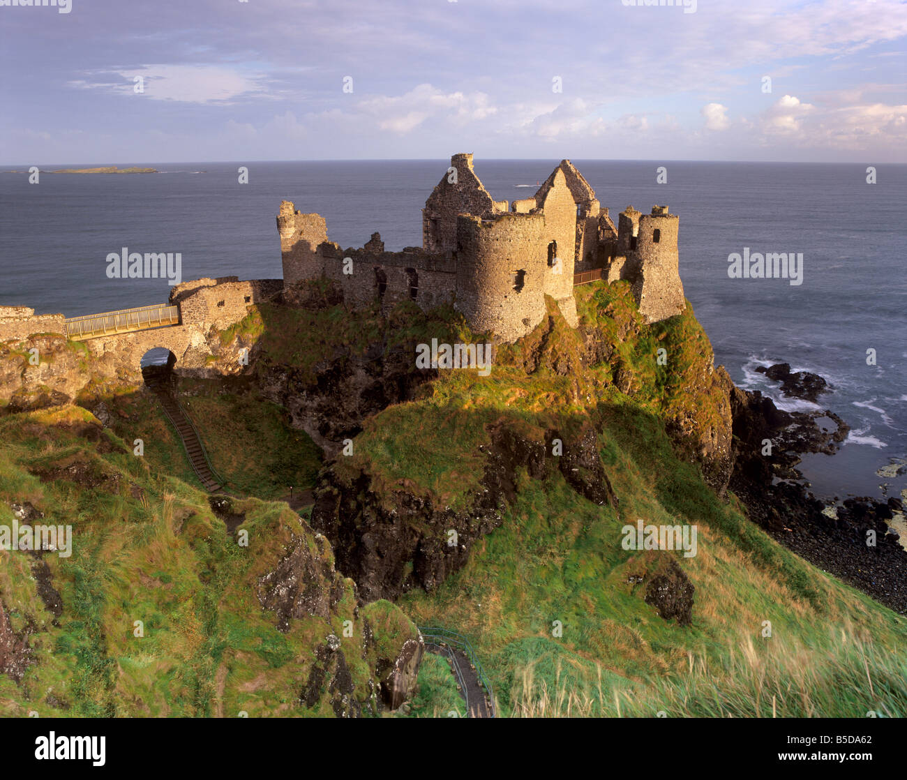 Le Château de Dunluce, assiégée par les Britanniques au 16e siècle, Portrush, comté d'Antrim, l'Ulster (Irlande du Nord) Banque D'Images