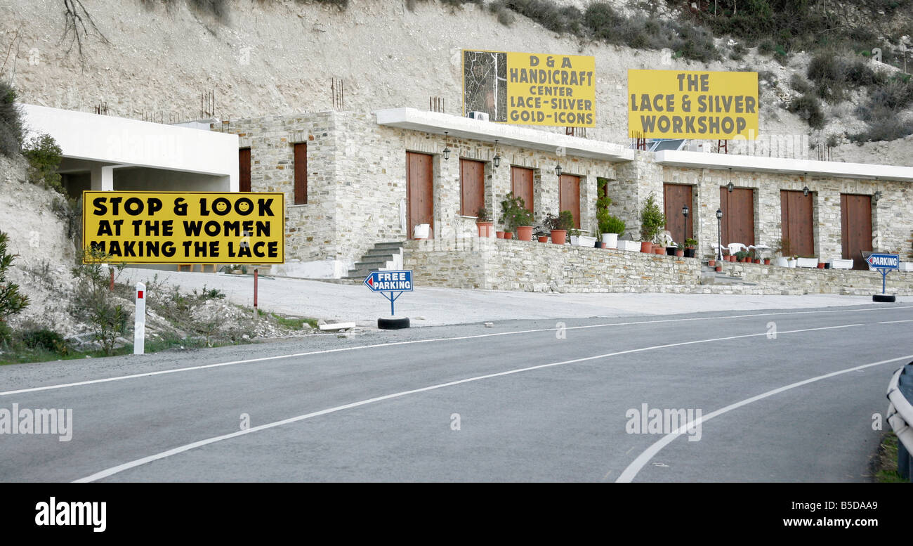 Signe extérieur de la comédie village chypriote de Lefkara tente de persuader les touristes de se rendre à leur usine Banque D'Images