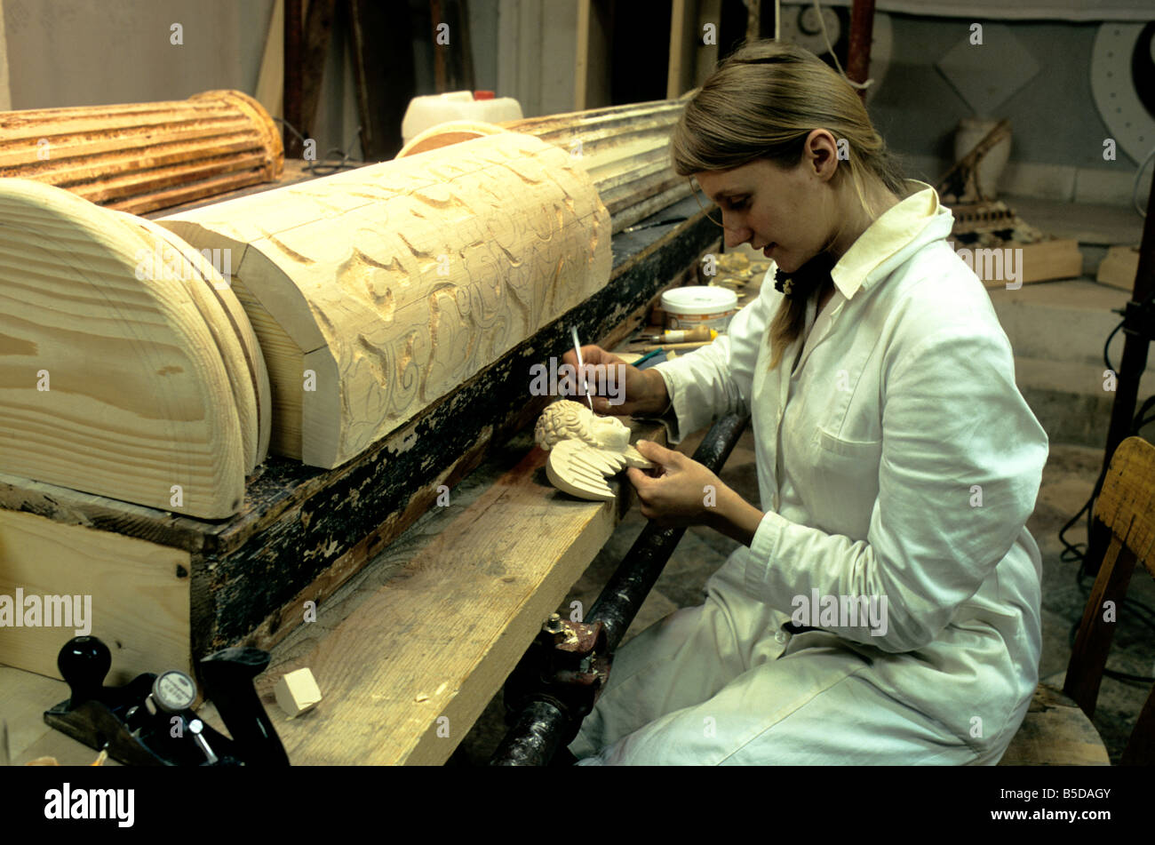 Un sculpteur sur bois vérifie le détail sur un pilier en bois elle est la restauration qui a été endommagée pendant le bombardement de Dubrovnik en 1992 Banque D'Images
