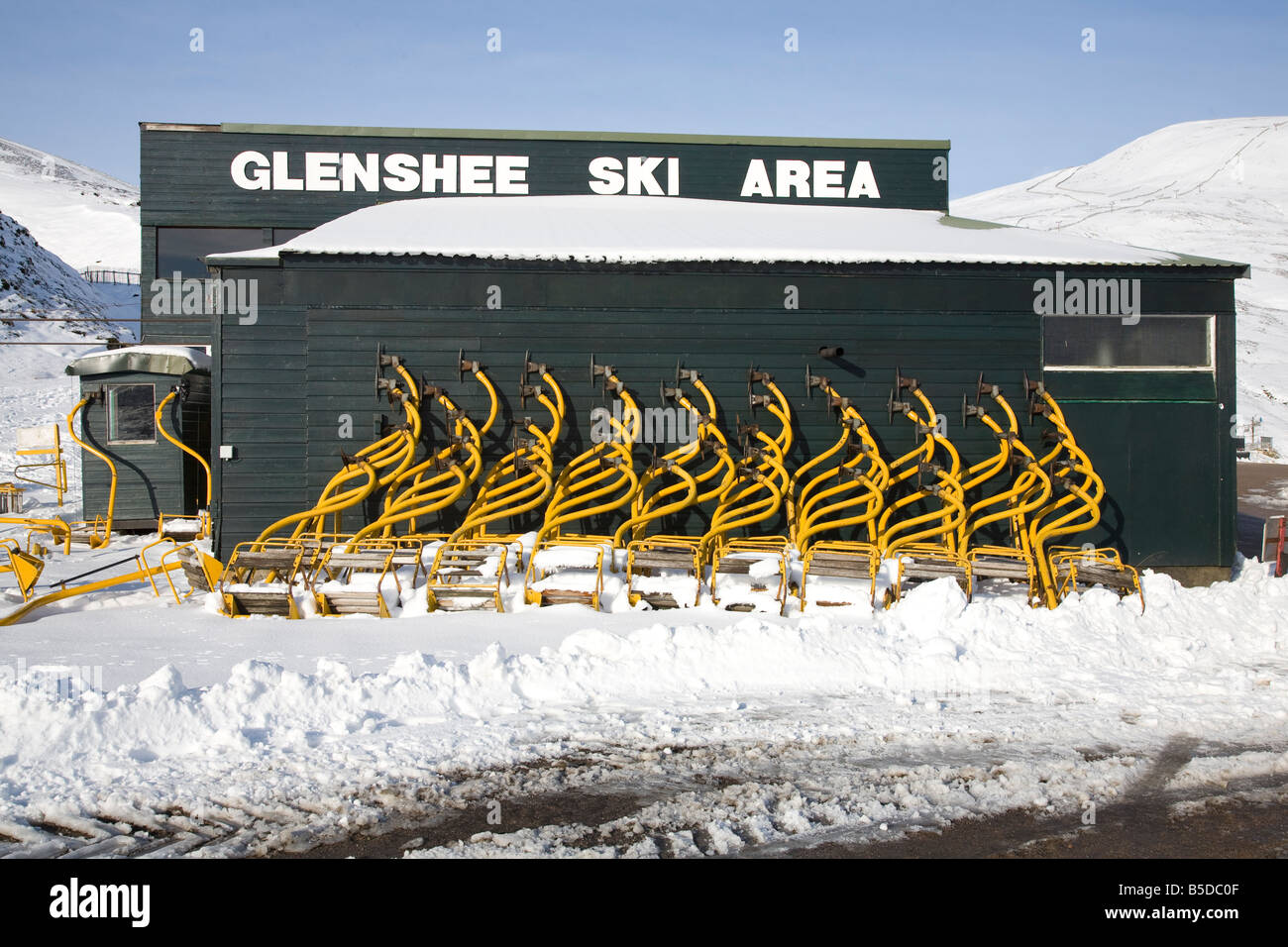 Ascenseur de chaise chaises déposées pour le service &l'entretien, la station de ski de Glenshee en hiver, neige ou Cairngorms Parc national de Cairngorm, Braemar, Aberdeenshire Banque D'Images