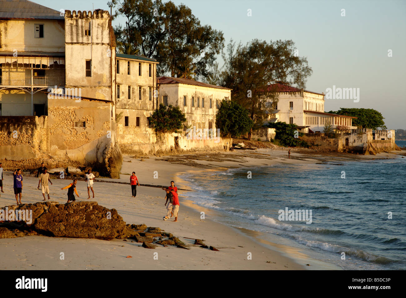 Le football sur la plage de Stone Town - Zanzibar Banque D'Images