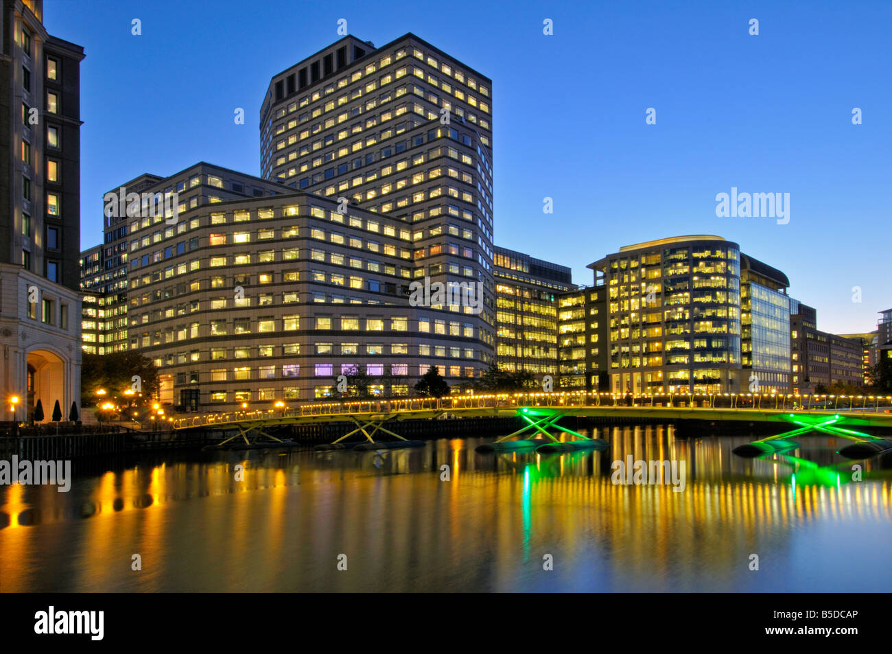 Nuit Dockview Credit Suisse bureaux, l'un Carré Cabot, Canary Wharf, London, Royaume-Uni Banque D'Images