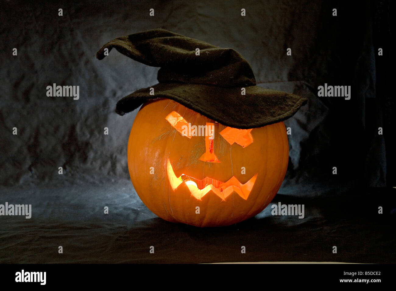 Un jack o lantern taillée dans une citrouille et portant un chapeau de sorcière s à l'halloween Banque D'Images