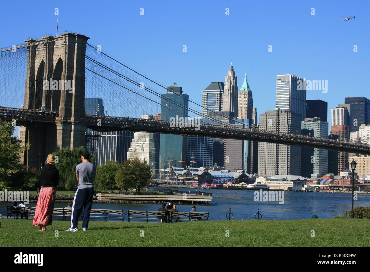 Parc au bord de l'East River. Pont de Brooklyn et Manhattan en arrière-plan. Banque D'Images