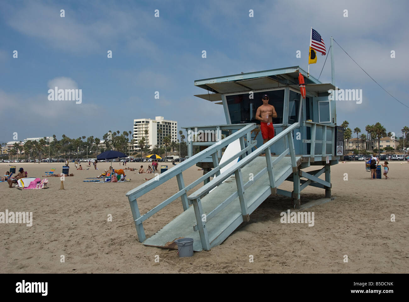 La station de sauvetage 24 Santa Monica Beach CA Californie sur la rampe de sable d'eau salée de l'océan pacifique du pavillon Banque D'Images