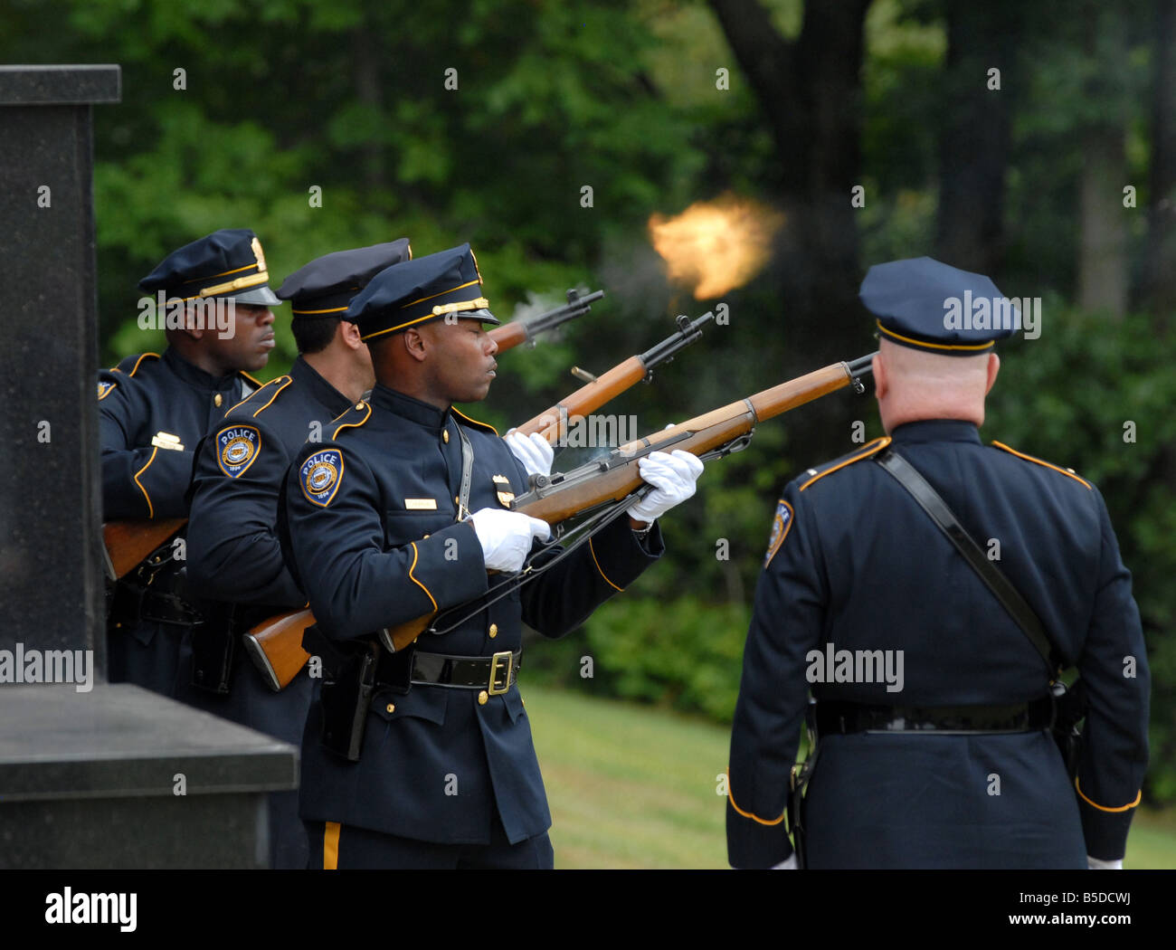 Une garde d'honneur de la police tire une salve de 21 pour un policier tué en service à New Haven New York USA Banque D'Images