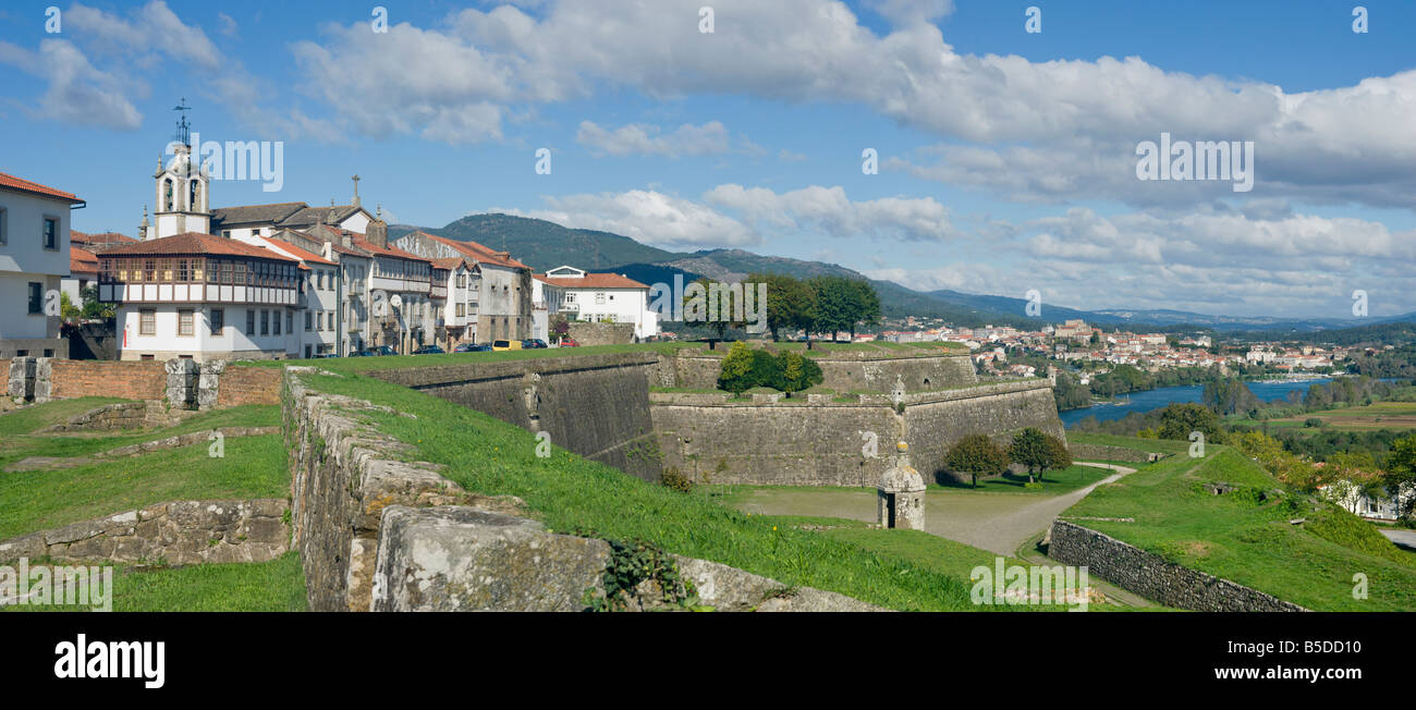 Le Portugal, le Minho, Valença do Minho des murs, la ville espagnole de TUI sur l'autre rive du fleuve Minho Banque D'Images